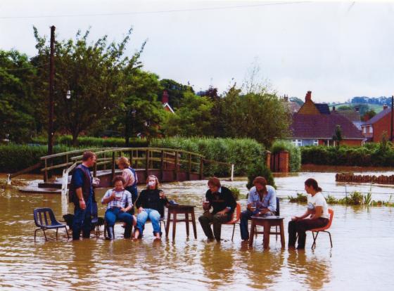 Drinkers in the flood